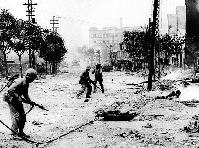 U.S. Marines engage in street fighting during the liberation of Seoul, September 1950.-الموسوعة REUTERS/Official U.S. Marine Corps Photograph via National Archives- Korean war