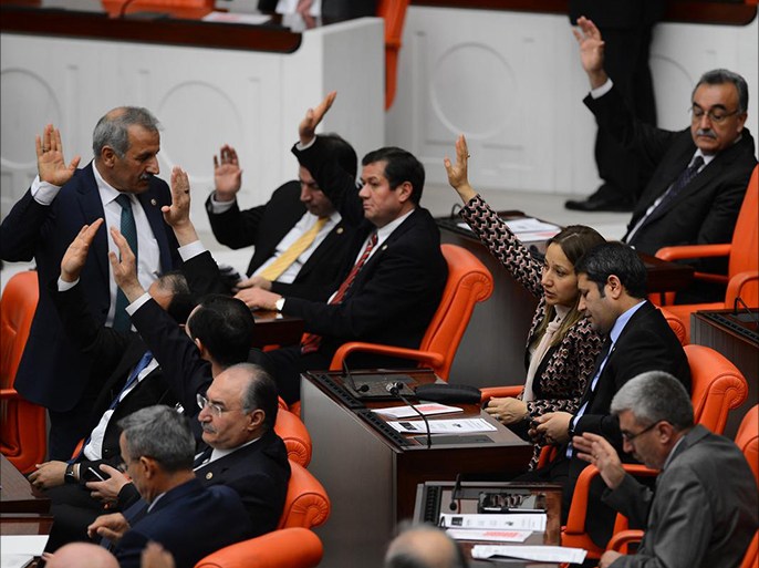 البرلمان التركي يصادق على مذكرة تفويض تتيح للحكومة إرسال قوات خارج البلاد