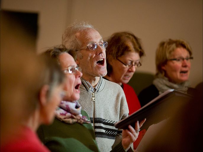 الأنشطة الجماعية، مثل الغناء في كورال، تعمل على تنشيط ذهن كبار السن.