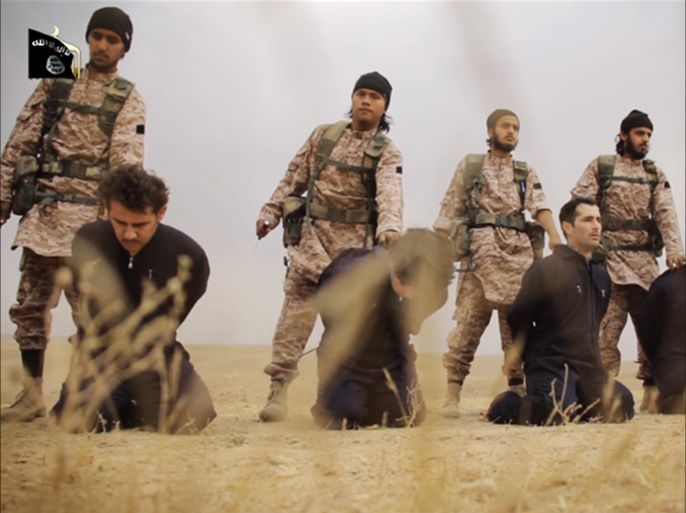 صور للأسير الأميركي مع عدة عناصر من الجيس السوري قام تنظيم الدولة بإعدامهم