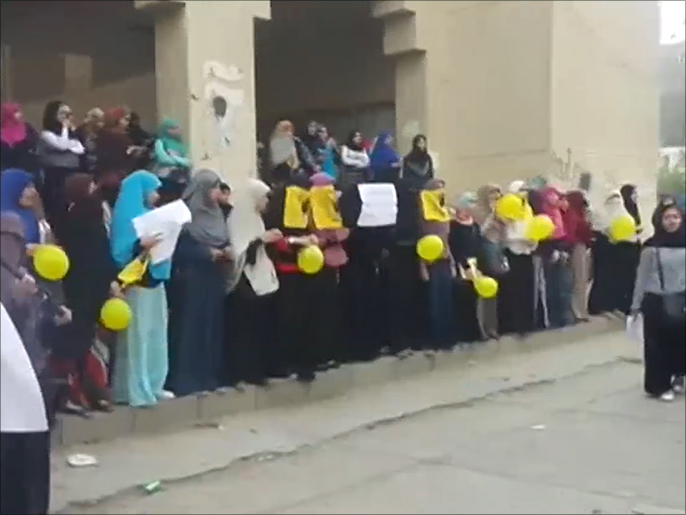 ‪وقفة احتجاجية بإحدى الجامعات المصرية ضد حكم السيسي‬ (الجزيرة)