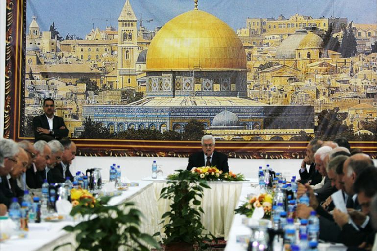 القيادة الفلسطينية وفي الخلفية صورة لقبة الصخرة بالمسجد الأقصى