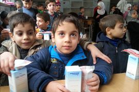 توزيع شامبو للقمل على أطفال المدارس في حلب