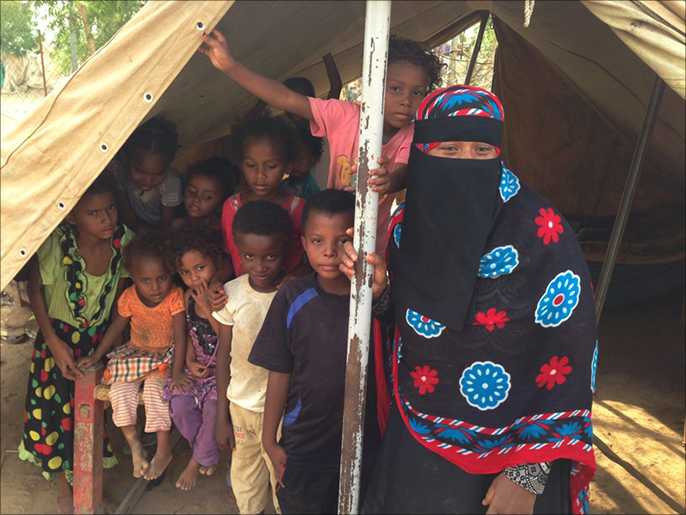 ‪النازحون في مخيمات منطقة حرض اليمنية عاجزون عن مواجهة ظروف الحياة الصعبة‬ (الجزيرة)