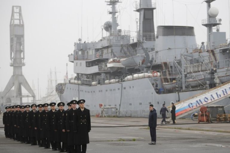 Russian sailors stand in formation in front of their Russian navy frigate Smolny at the STX Les Chantiers de l'Atlantique shipyard site in Saint-Nazaire, western France, November 25, 2014. France suspended indefinitely on Tuesday delivery of the first of two Mistral helicopter carrier warships to Russia, citing conflict in eastern Ukraine where the West accuses Moscow of fomenting separatism. REUTERS/Stephane Mahe (FRANCE - Tags: BUSINESS MILITARY POLITICS MARITIME)