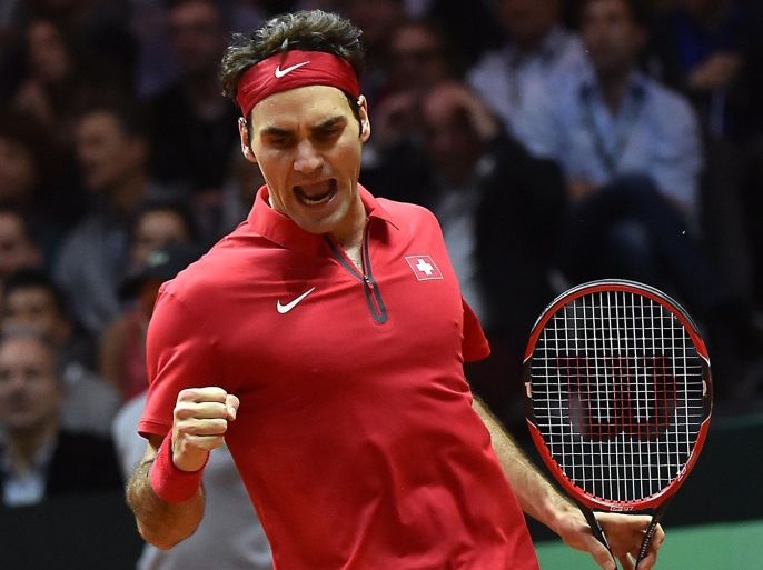 Switzerland's Roger Federer reacts after gaining a point against France's Richard Gasquet during their tennis match at the Davis Cup final between France and Switzerland at Stade Pierre Mauroy in Villeneuve-d'Ascq, northern France, on November 23, 2014. AFP PHOTO / PHILIPPE HUGUEN