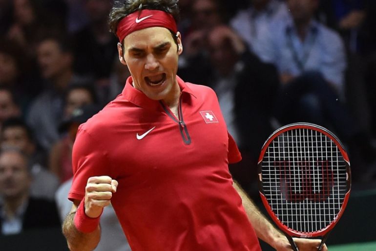 Switzerland's Roger Federer reacts after gaining a point against France's Richard Gasquet during their tennis match at the Davis Cup final between France and Switzerland at Stade Pierre Mauroy in Villeneuve-d'Ascq, northern France, on November 23, 2014. AFP PHOTO / PHILIPPE HUGUEN