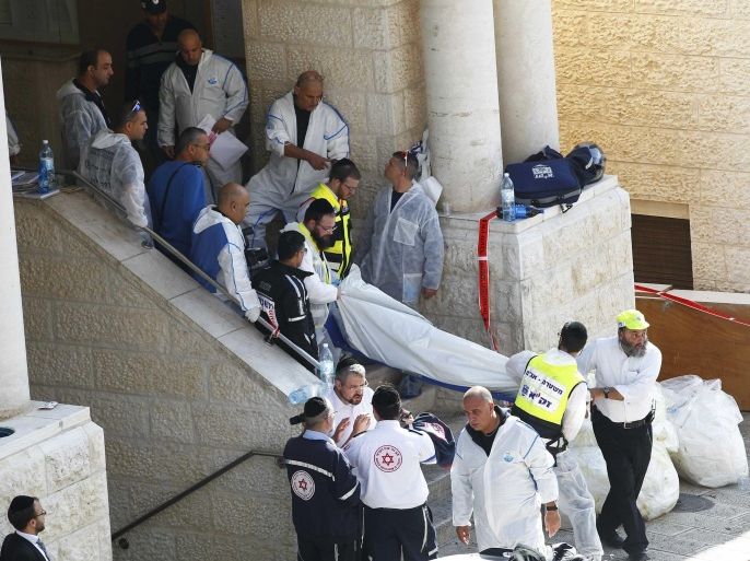 ATTENTION EDITORS - VISUAL COVERAGE OF SCENES OF INJURY OR DEATHIsraeli emergency personnel carry the body of a victim from the scene of an attack at a Jerusalem synagogue November 18, 2014. Two Palestinians armed with a meat cleaver and a gun killed four people in a Jerusalem synagogue on Tuesday before being shot dead by police, the deadliest such incident in six years in the holy city amid a surge in religious conflict. REUTERS/Ronen Zvulun (JERUSALEM - Tags: CIVIL UNREST POLITICS MILITARY) TEMPLATE OUT