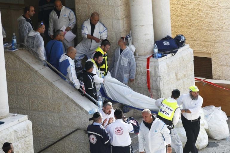 ATTENTION EDITORS - VISUAL COVERAGE OF SCENES OF INJURY OR DEATHIsraeli emergency personnel carry the body of a victim from the scene of an attack at a Jerusalem synagogue November 18, 2014. Two Palestinians armed with a meat cleaver and a gun killed four people in a Jerusalem synagogue on Tuesday before being shot dead by police, the deadliest such incident in six years in the holy city amid a surge in religious conflict. REUTERS/Ronen Zvulun (JERUSALEM - Tags: CIVIL UNREST POLITICS MILITARY) TEMPLATE OUT