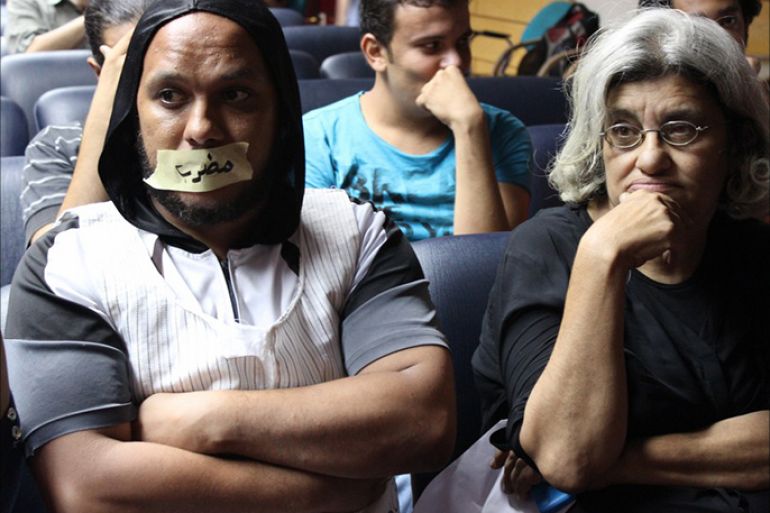 ناشط مضرب عن الطعام تضامنا مع المعتقلين خلال مؤتمر تضامني مع المحبوسين