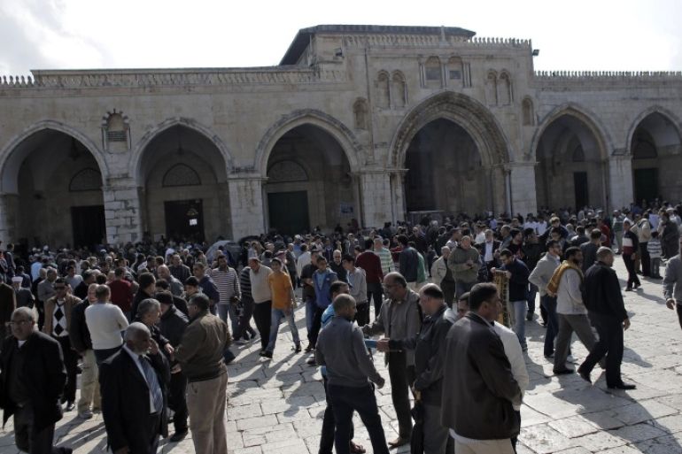 Palestinian worshippers walk at the Al-Aqsa mosque compound following Friday prayers in the Old City of Jerusalem on November 21, 2014. Tens of thousands of Muslims prayed at Jerusalem's flashpoint Al-Aqsa mosque Friday, after Israeli eased age restrictions on entry for a second straight week despite high tension after a wave of violence. AFP PHOTO/AHMAD GHARABLI