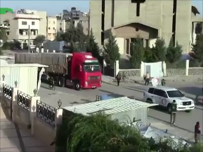 ‪دخول سيارات المساعدات الأممية إلى حي الوعر خلال هدنة سابقة‬ (ناشطون)