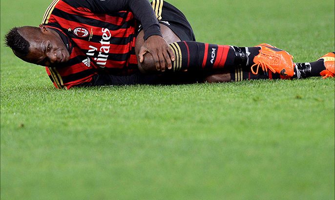 epa04138245 Milan's Mario Balotelli holds his knee during the Italian Serie A soccer match between SS Lazio and AC Milan at the Olimpico stadium in Rome, Italy, 23 March 2014. The match ended 1-1. EPA
