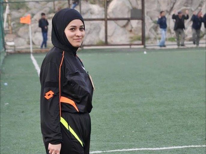 لأول مرة.. تركية ترتدي الحجاب خلال إدارتها مباراة في دوري الناشئين