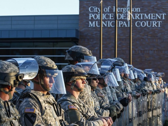 عناصر من الحرس الوطني التي قالت السلطات إنها ستنشر في فيرغسون (رويترز)