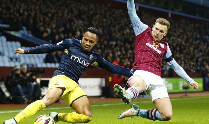 Southampton's Nathaniel Clyne (L) is challenged by Aston Villa's Andreas Weimann during their English Premier League soccer match at Villa Park in Birmingham, central England November 24, 2014. REUTERS/Darren Staples (BRITAIN - Tags: SPORT SOCCER) NO USE WITH UNAUTHORIZED AUDIO, VIDEO, DATA, FIXTURE LISTS, CLUB/LEAGUE LOGOS OR "LIVE" SERVICES. ONLINE IN-MATCH USE LIMITED TO 45 IMAGES, NO VIDEO EMULATION. NO USE IN BETTING, GAMES OR SINGLE CLUB/LEAGUE/PLAYER PUBLICATIONS. FOR EDITORIAL USE ONLY. NOT FOR SALE FOR MARKETING OR ADVERTISING CAMPAIGNS