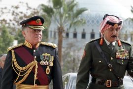 Jordanian King Abdullah II (L) reviews the honour guard upon his arrival at parliament, on the occasion of the second regular session in Amman on November 2, 2014. AFP PHOTO/KHALIL MAZRAAWI