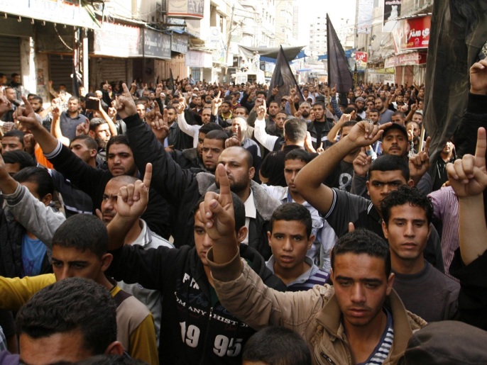 ‪مسيرة في غزة خرجت يوم الجمعة للتنديد بالانتهاكات الإسرائيلية بغزة‬ (غيتي)