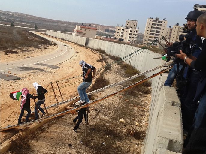 نشطاء المقاومة الشعبية نصبوا جسور خشبية للعبور الى اراضي مطار قلنديا