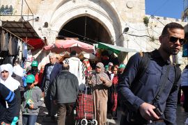 المقدسيون مهددون بسحب الإقامة الإسرائيلية وحرمانهم الخدمات الاجتماعية والصحية ويتعرضون للتضييق التجاري والاقتصادي، في الصور أسواق البلدة القديمة بقيت الرئة الاقتصادية الوحيدة للمقدسيين، التقطت الصور في أبريل-نيسان 2014.