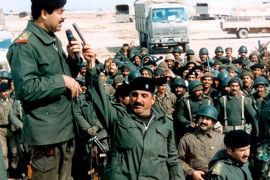 صورة تجمع القوات المسلحة العراقية وصدام حسين - الموسوعة