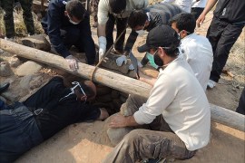 مجموعة من ناشطي معهد العدالة وهم يوثقون إحدى المجازر في مدينة حلب