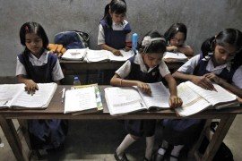 Schoolchildren study inside their classroom at a government-run school in Kolkata November 20, 2014. Picture taken November 20. To match story INDIA-RELIGION/EDUCATION REUTERS/Rupak De Chowdhuri (INDIA - Tags: POLITICS EDUCATION RELIGION)