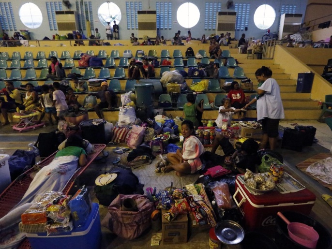 لاجئون في إحدى القاعات الرياضية في مدينة تاكلوبان التي ضربها الإعصار (الأوروبية)