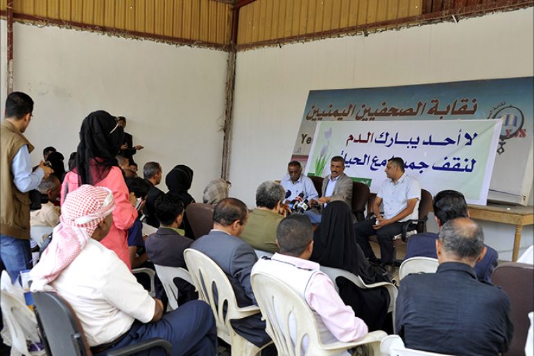epa04401687 Yemeni journalists hold a meeting protesting against incitement campaigns on media staff at Yemeni Journalists Syndicate in Sana'a, Yemen, 15 September 2014. Yemeni journalists strongly condemned incitement campaigns on foreign and local media staff by both the Shiite Houthi movement and Sunni groups because of the recent media coverage on the current conflict between the Yemeni government and the Shiite Houthi movement. EPA/YAHYA ARHAB