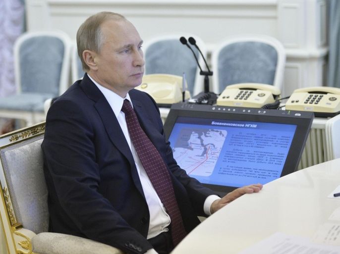 Russian President Vladimir Putin (C) takes part in a video conference during the launch of Gazprom production at gas field Bovanenkovskoye on the Yamal Peninsula at the Kremlin in Moscow, December 22, 2014. REUTERS/Alexei Druzhinin/RIA Novosti/Kremlin (RUSSIA - Tags: POLITICS) THIS IMAGE HAS BEEN SUPPLIED BY A THIRD PARTY. IT IS DISTRIBUTED, EXACTLY AS RECEIVED BY REUTERS, AS A SERVICE TO CLIENTS