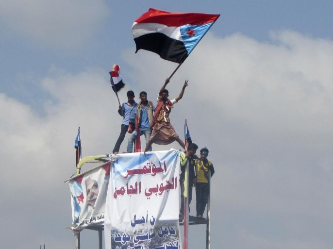 People wave flags of former South Yemen as they take part in a rally commemorating the anniversary of South Yemen's independence from British colonial rule in the southern Yemeni city of Aden November 30, 2014. Organizers said the rally was also held to call for the secession of Yemen's south region. REUTERS/Yaser Hasan (YEMEN - Tags: POLITICS ANNIVERSARY)