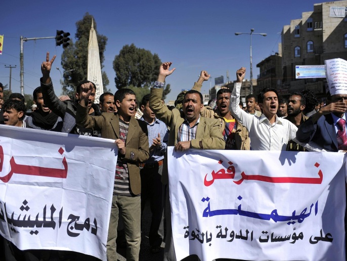 ‪مظاهرة بصنعاء ضد دمج الحوثيين في الأجهزة الأمنية والعسكرية‬ (غيتي)