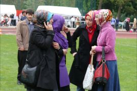سكسونيا السفلى قد تصبح أول ولاية ألمانية ترفع الحظر على عمل المعلمات المسلمات بالحجاب بمدارسها الرسمية . الجزيرة نت