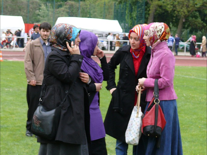 سكسونيا السفلى قد تصبح أول ولاية ألمانية ترفع الحظر على عمل المعلمات المسلمات بالحجاب بمدارسها الرسمية . الجزيرة نت