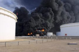 Smoke rises from an oil tank fire in Es Sider port December 26, 2014. A fire at an oil storage tank at Libya's Es Sider port has spread to two more tanks after a rocket hit the country's biggest terminal during clashes between forces allied to competing governments, officials said on Friday. Picture taken December 26, 2014. REUTERS/Stringer (LIBYA - Tags: CIVIL UNREST ENERGY)
