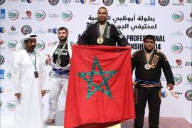 لحظة تتويج البطل المغربي حومين ببطولة العالم بأبو ظبي الاماراتية