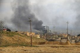 A general view shows the town of Sinjar as smoke rises from what activists said were U.S.-led air strikes December 22, 2014. On Sunday, Kurdish and Yazidi fighters battled to take the Sinjar back from Islamic State after breaking a months-long siege of the mountain above it. Seizing the town would restore the majority of territory Iraq's Kurds lost in Islamic State's surprise offensive in August. Picture taken December 22, 2014. REUTERS/Stringer (IRAQ - Tags: POLITICS CIVIL UNREST CONFLICT)