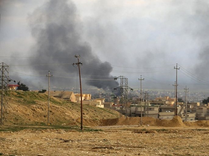 A general view shows the town of Sinjar as smoke rises from what activists said were U.S.-led air strikes December 22, 2014. On Sunday, Kurdish and Yazidi fighters battled to take the Sinjar back from Islamic State after breaking a months-long siege of the mountain above it. Seizing the town would restore the majority of territory Iraq's Kurds lost in Islamic State's surprise offensive in August. Picture taken December 22, 2014. REUTERS/Stringer (IRAQ - Tags: POLITICS CIVIL UNREST CONFLICT)