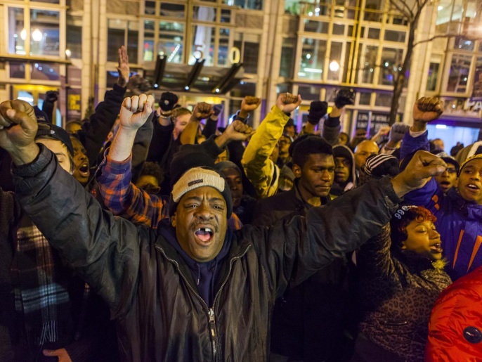 ‪متظاهرون يرفضون قرار القضاء الأميركي عدم إدانة شرطي قتل مايك براون‬ (غيتي)