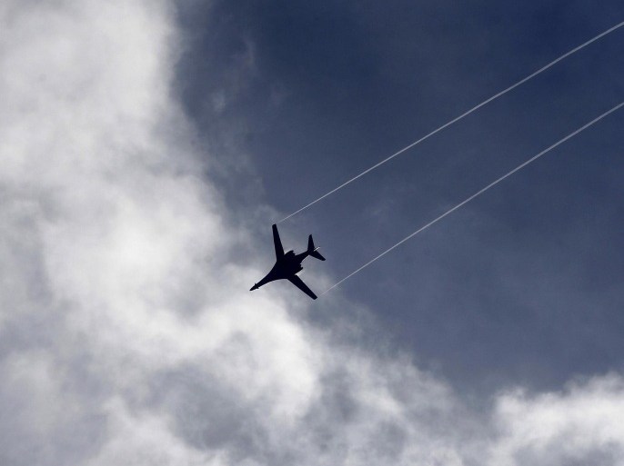 A U.S. Air Force B-1 bomber aircraft flies over the Syrian town of Kobani, as seen from the Mursitpinar crossing on the Turkish-Syrian border in Sanliurfa province, following an air strike November 15, 2014 . REUTERS/Osman Orsal (TURKEY - Tags: POLITICS MILITARY CONFLICT TRANSPORT)