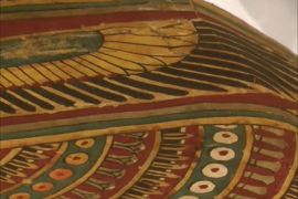 اكتشاف رسوم جديدة بألوان نادرة على مومياء مصرية