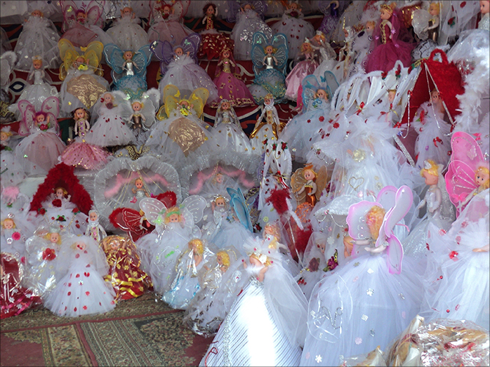 ‪العروس المصنوعة من البلاستيك منتشرة لكن عروس الحلوى لها زبائنها‬ (الجزيرة)