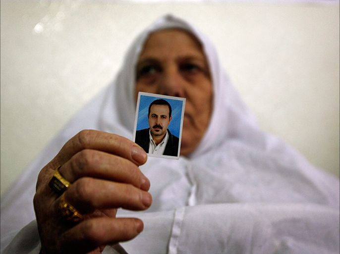 epa02011007 The mother of Palestinian militant Mahmoud al-Mabhouh, who was recently killed in Dubai, shows his photo at their home in the Jebaliya refugee camp, northern Gaza Strip on 29 January 2010. Dubai police identified the people suspected of killing Hamas senior member al-Mabhouh in the Gulf emirate, Dubai government media office said on 29 January 2010. EPA/ALI ALI