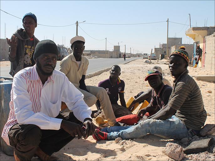 بوبكر يتقدم عددا من الأفارقة في حي أكرا الذي يغلب على سكانه الغانيون (الجزيرة)