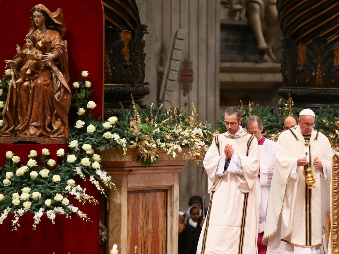  البابا (يمين) خلال قداس ليلة عيد الميلاد دعا للمحبة (غيتي)