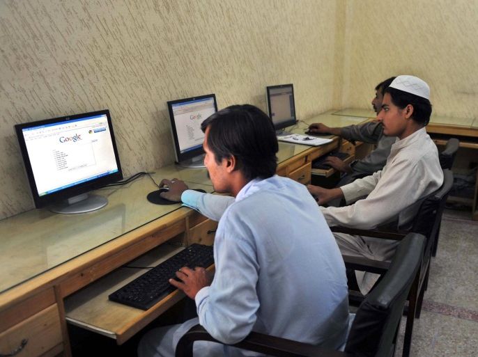 Pakistani journalists browse the internet in Peshawar on May 31, 2010. A Pakistani court ordered authorities to restore access to Facebook, nearly two weeks after closing the site in a row over blasphemy, but hundreds of web links remain restricted.