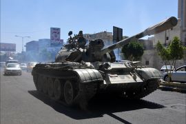 دبابة يقودها الحوثيين وسط العاصمة صنعاء الجزيرة نت
