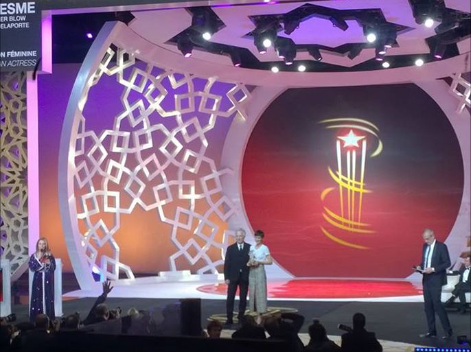 الممثلة الفرنسية كلوتيلد هيسمي لحظة تسلمها جائزة أحسن دور نسائي في مهرجان مراكش للفيلم 14