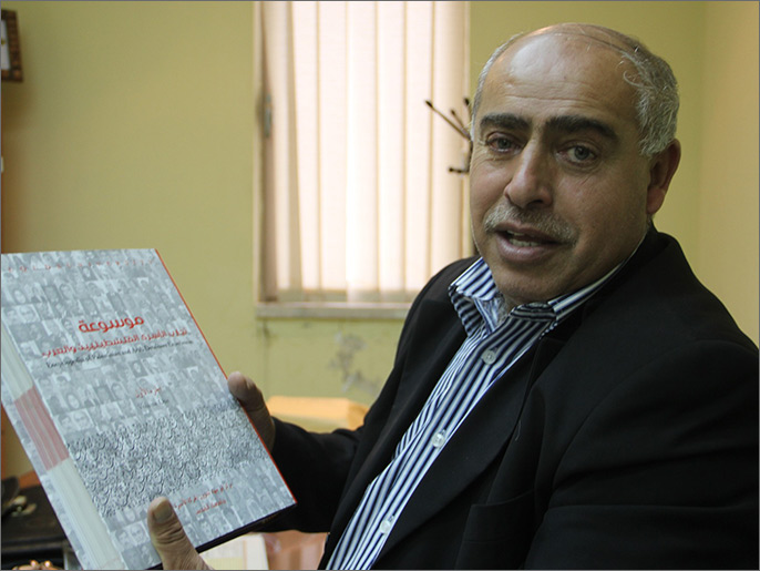 ‪أبو الحاج: نملك أرشيفا ضخما لكثير مما كتبه الأسرى الفلسطينيون والعرب‬ (الجزيرة)