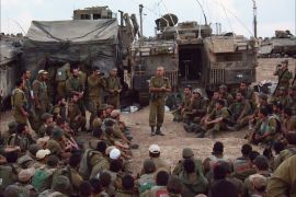 حشد المزيد من قوات الجيش على الحدود مع القطاع لتوسيع التوغل البري خلال العدوان على غزة في صيف 2014.